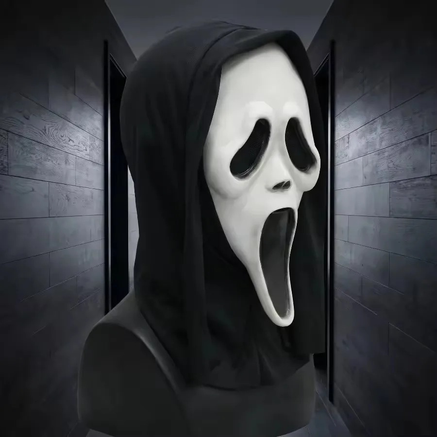 Ghostface de Pânico: máscara com capuz preto fotografada num corredor escuro