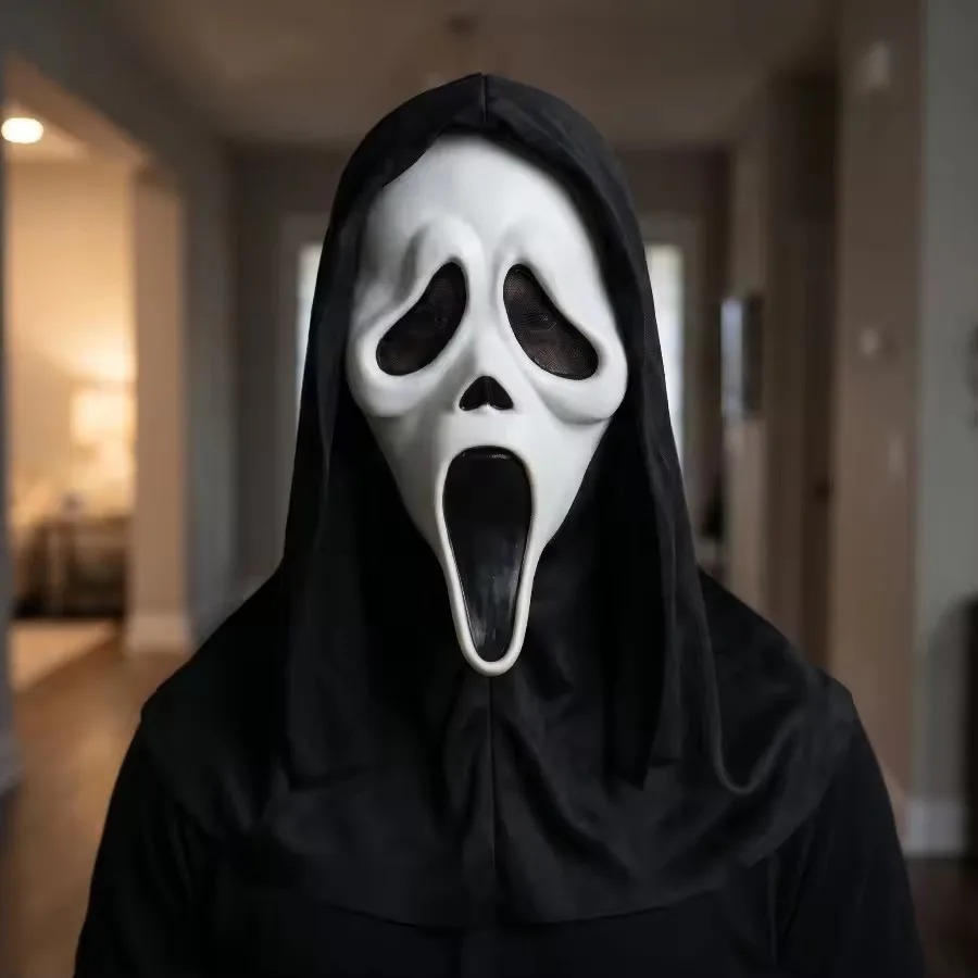 Pessoa vestindo a máscara do Ghostface com capuz preto num corredor, de Pânico