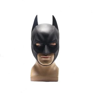 Máscara preta de látex do Batman, da DC, de frente, sobre um suporte