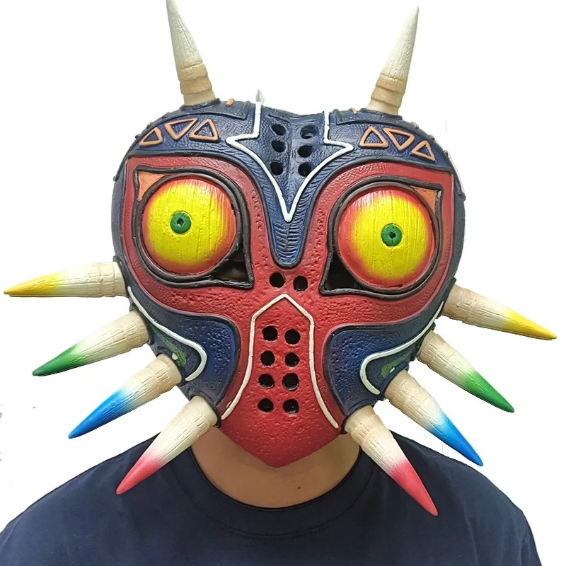 Pessoa usando a máscara de látex da Majora's Mask, de Zelda, com olhos amarelos e espinhos