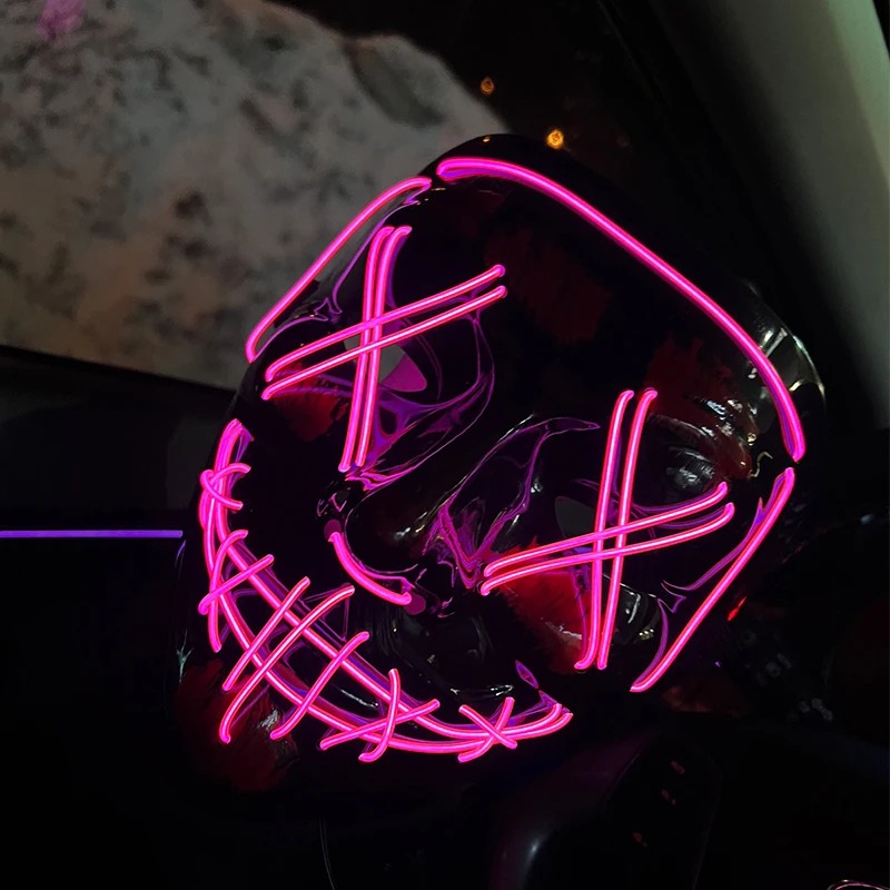 Pessoa de capuz usando máscara de terror com fios LED rosa e azul formando olhos em X