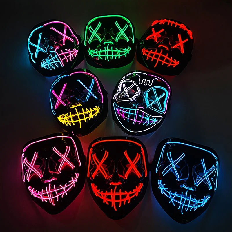 Oito máscaras de terror com fios de luz LED de várias cores sobre fundo preto