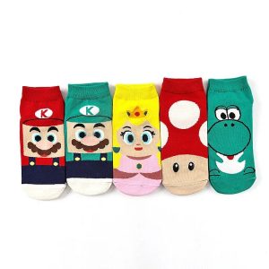 Cinco pares de meias curtas do Super Mario com os rostos de Mario, Luigi, Peach, Toad e Yoshi