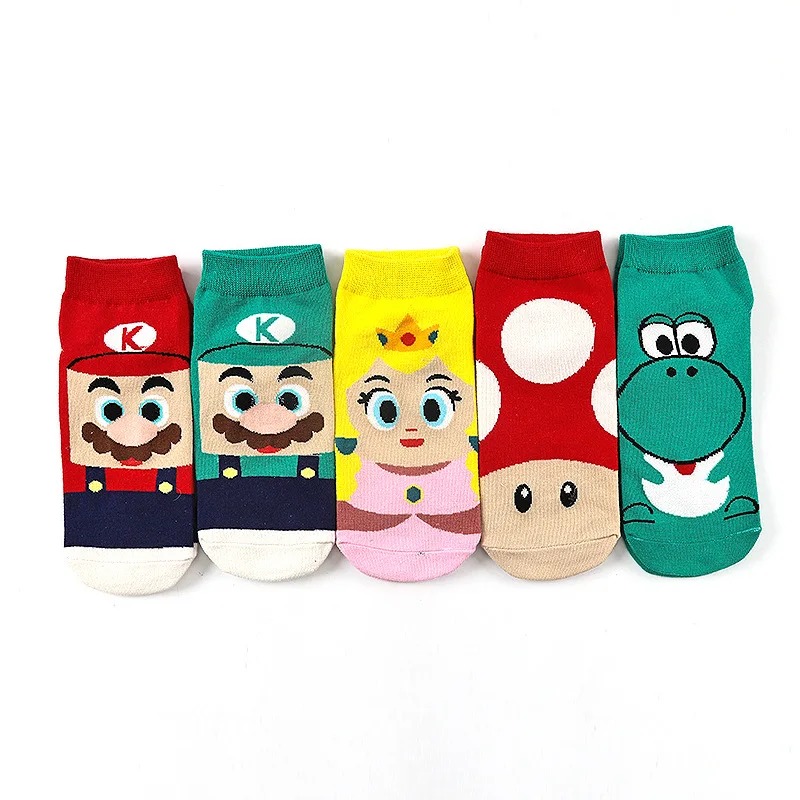 Cinco pares de meias curtas do Super Mario com os rostos de Mario, Luigi, Peach, Toad e Yoshi