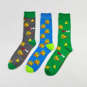 Três meias de algodão com Link em pixel art e Triforce, em cinza, azul e verde