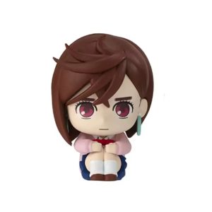 Momo Ayase, de Dandadan, em mini figure chibi sentada de casaco rosa, abraçando os joelhos