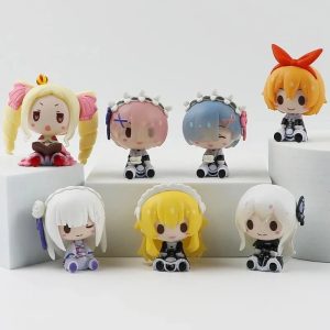 Mini figures chibi sentadas de Re:Zero: Beatrice, Ram, Rem, Emilia e outras em fundo claro