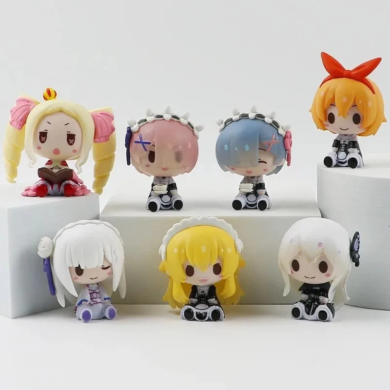 Mini figures chibi sentadas de Re:Zero: Beatrice, Ram, Rem, Emilia e outras em fundo claro