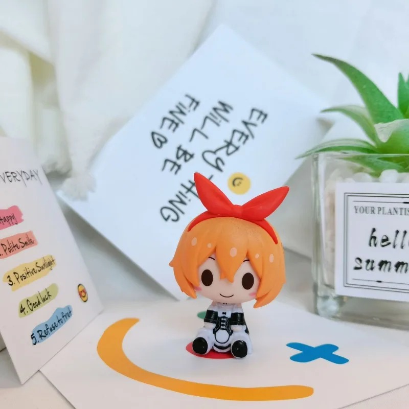 Mini figure chibi de Re:Zero com laço vermelho no cabelo, sentada sobre um cartão decorativo
