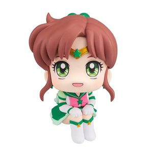 Sailor Jupiter, de Sailor Moon, em mini figure chibi de cabelo castanho e uniforme verde, sentada sorrindo