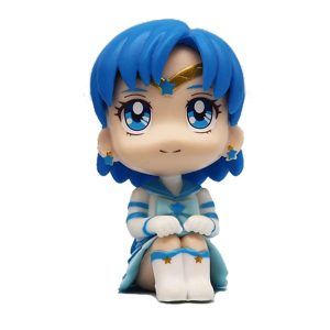 Sailor Mercury, de Sailor Moon, em mini figure chibi de cabelo azul, sentada e abraçando os joelhos