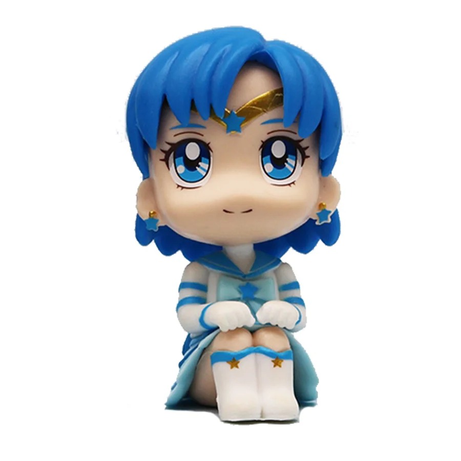 Sailor Mercury, de Sailor Moon, em mini figure chibi de cabelo azul, sentada e abraçando os joelhos
