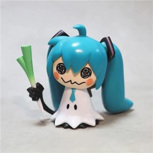Mini figure da Hatsune Miku vestida de Mimikyu, com marias-chiquinhas azuis e alho-poró na mão