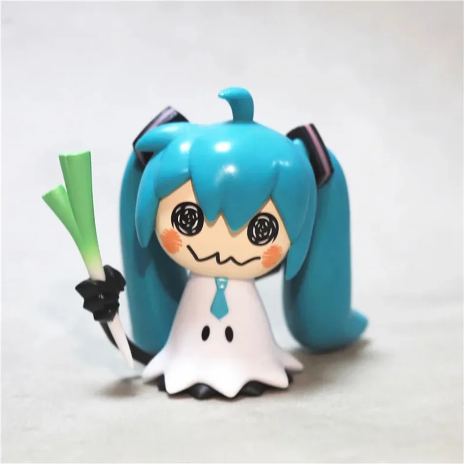 Mini figure da Miku de Mimikyu, de frente, com rosto desenhado e pano branco do Pokémon