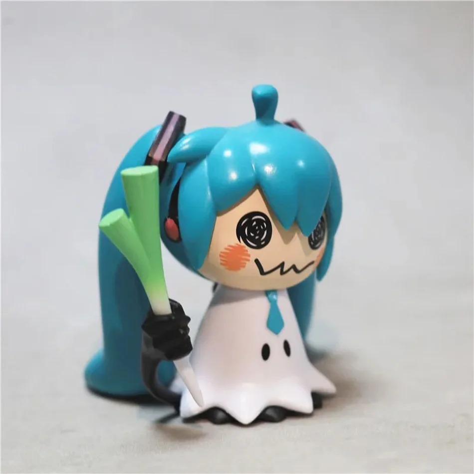 Mini figure da Hatsune Miku como Mimikyu, de lado, segurando o alho-poró