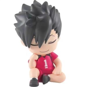 Kuroo, de Haikyuu!!, em mini figure dormindo sentado, de uniforme vermelho do Nekoma com o número 1
