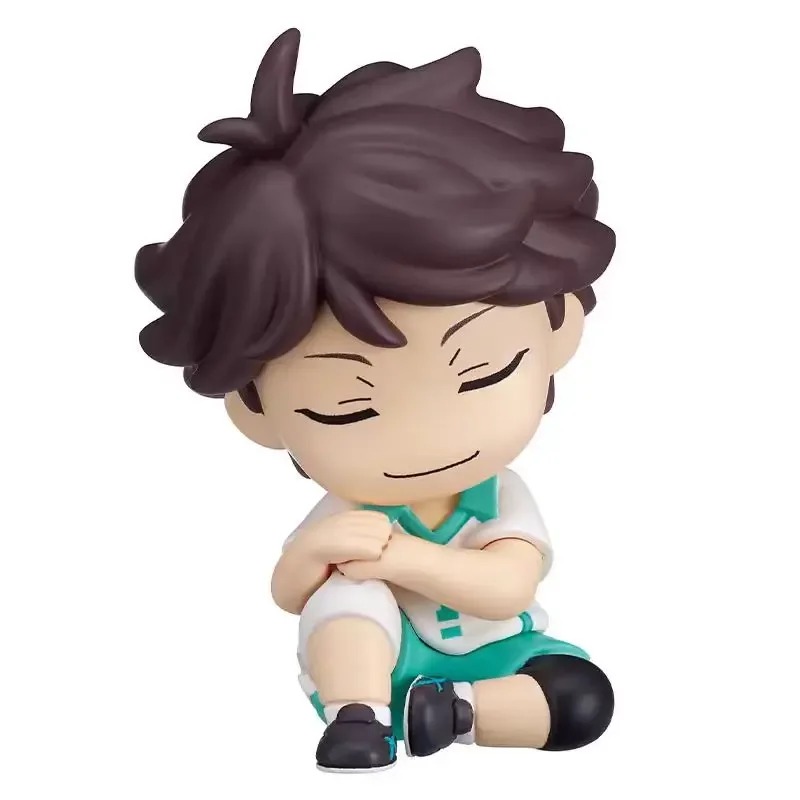 Oikawa, de Haikyuu!!, em mini figure sentada dormindo, de braços cruzados e uniforme verde e branco