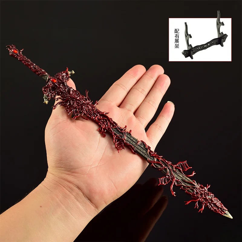 Miniatura da Blasphemous Blade apoiada na palma da mão para dar noção de tamanho