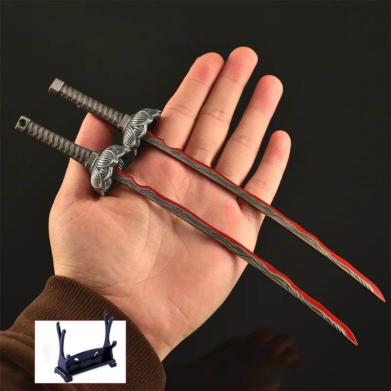 Miniatura da Eleonora's Poleblade apoiada na palma da mão para mostrar a escala