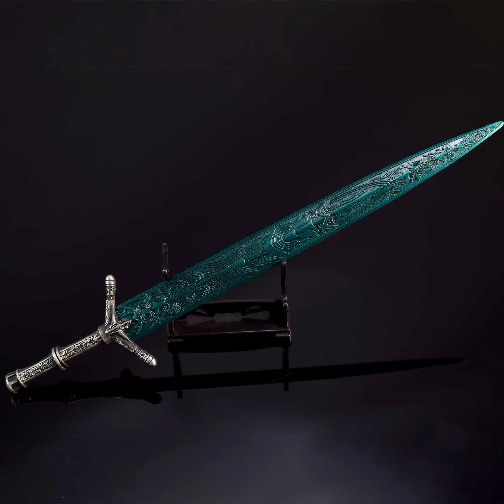 Espada Dark Moon de lâmina azul gelada, Elden Ring, sobre suporte preto