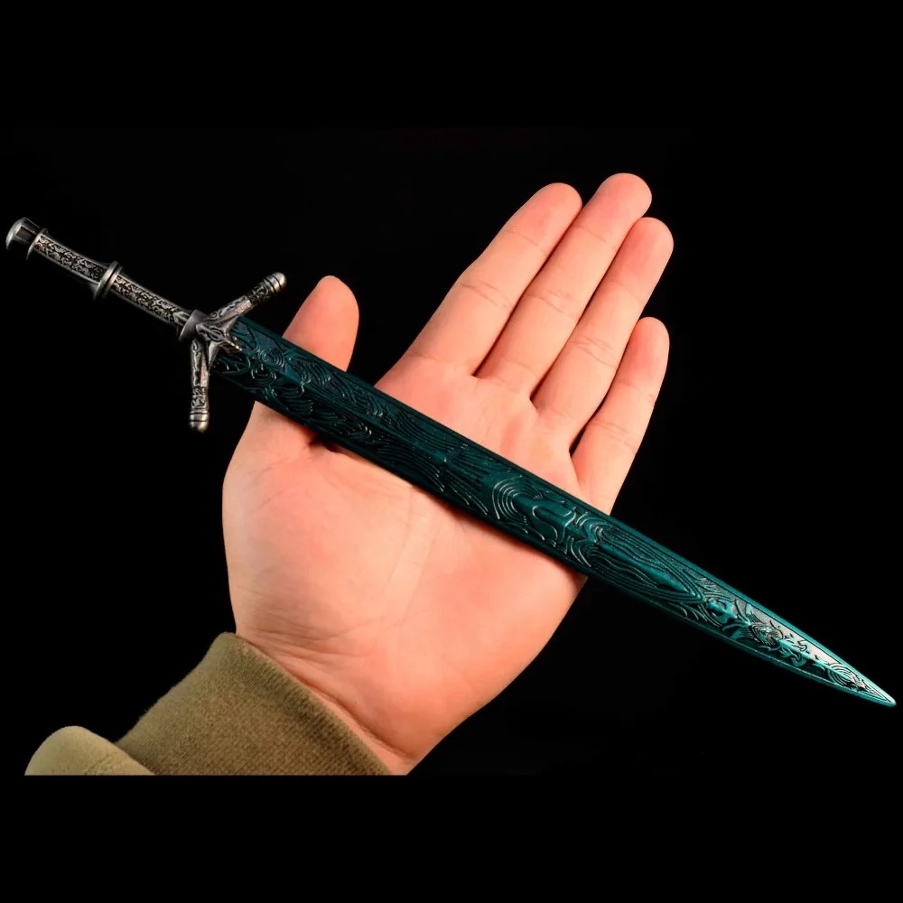 Mão aberta com a Dark Moon em miniatura, de lâmina azul e cabo cinza