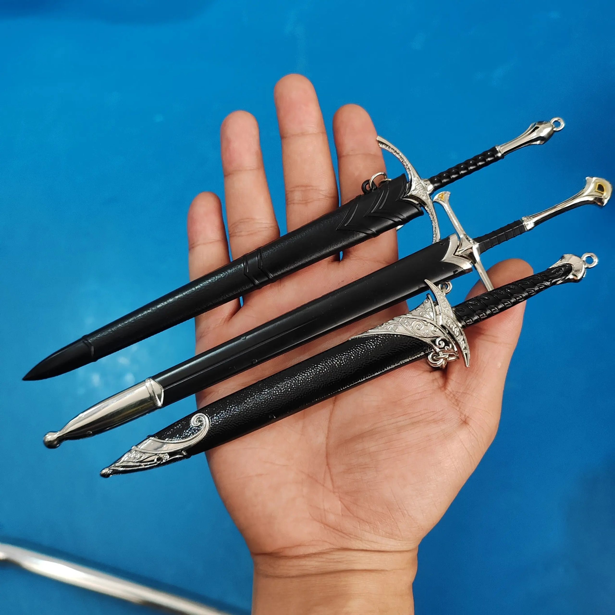 Miniaturas de metal com bainha preta, estilo Andúril e Glamdring