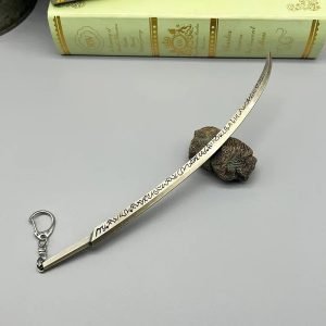 Miniatura da espada Hand of Malenia, de Elden Ring, em metal, com inscrições na lâmina curva