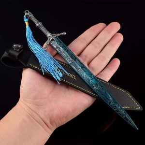 Holy Moonlight Sword de metal com fita azul na mão, ao lado da bainha preta
