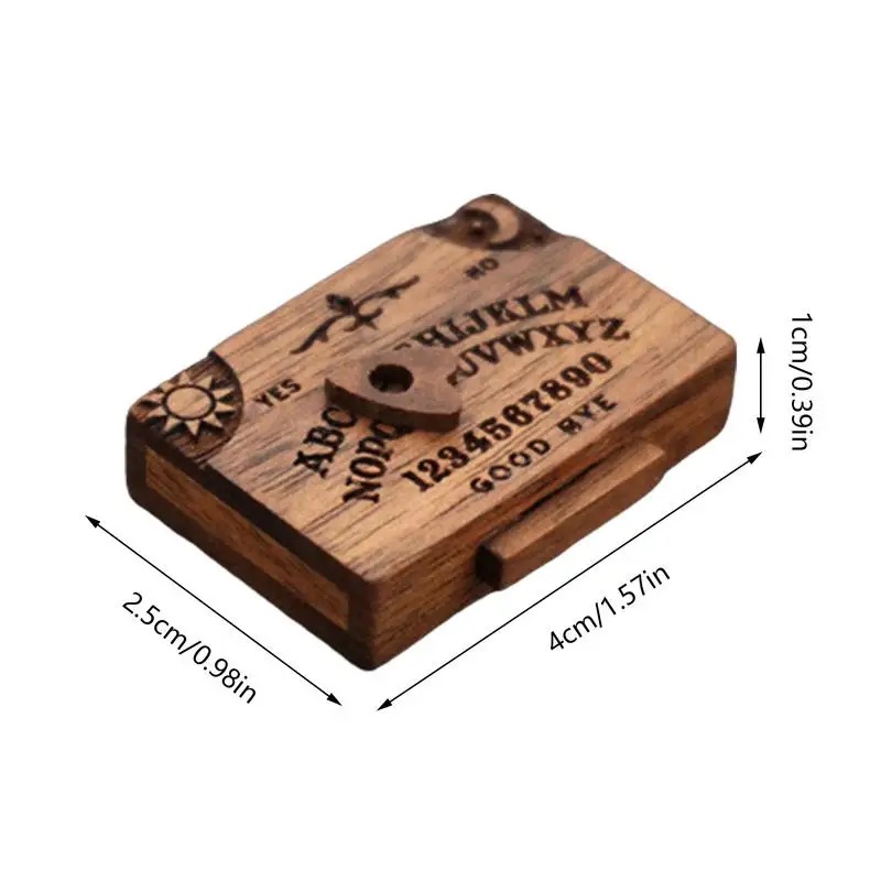 Mini tabuleiro Ouija de madeira com as medidas de 4 por 2,5 por 1 centímetro