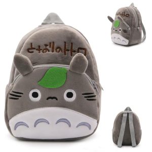 Mochila de pelúcia cinza no formato do rosto do Totoro, com folha verde, de frente, lado e costas