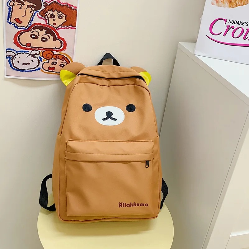 Frente da mochila marrom do Rilakkuma com orelhas amarelas