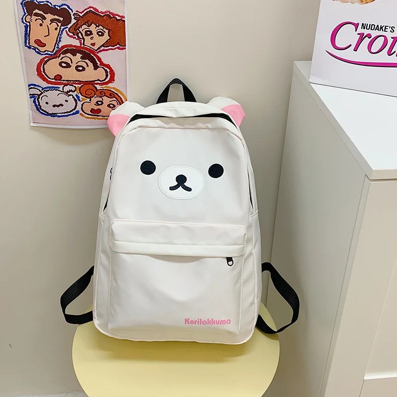 Frente da mochila bege do Rilakkuma, com orelhas rosa e rosto do urso