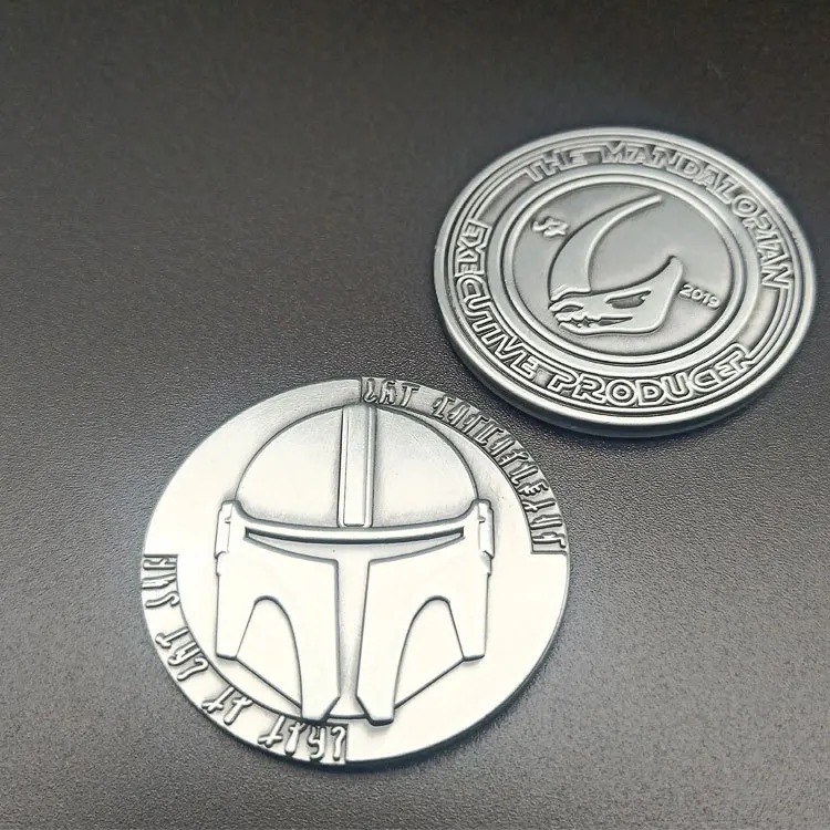 Moeda de metal com o capacete mandaloriano em relevo, prateado envelhecido, Star Wars