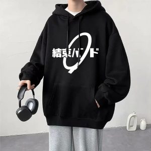 Homem de moletom preto com capuz e o logo em japonês da Kessoku Band, de Bocchi the Rock!