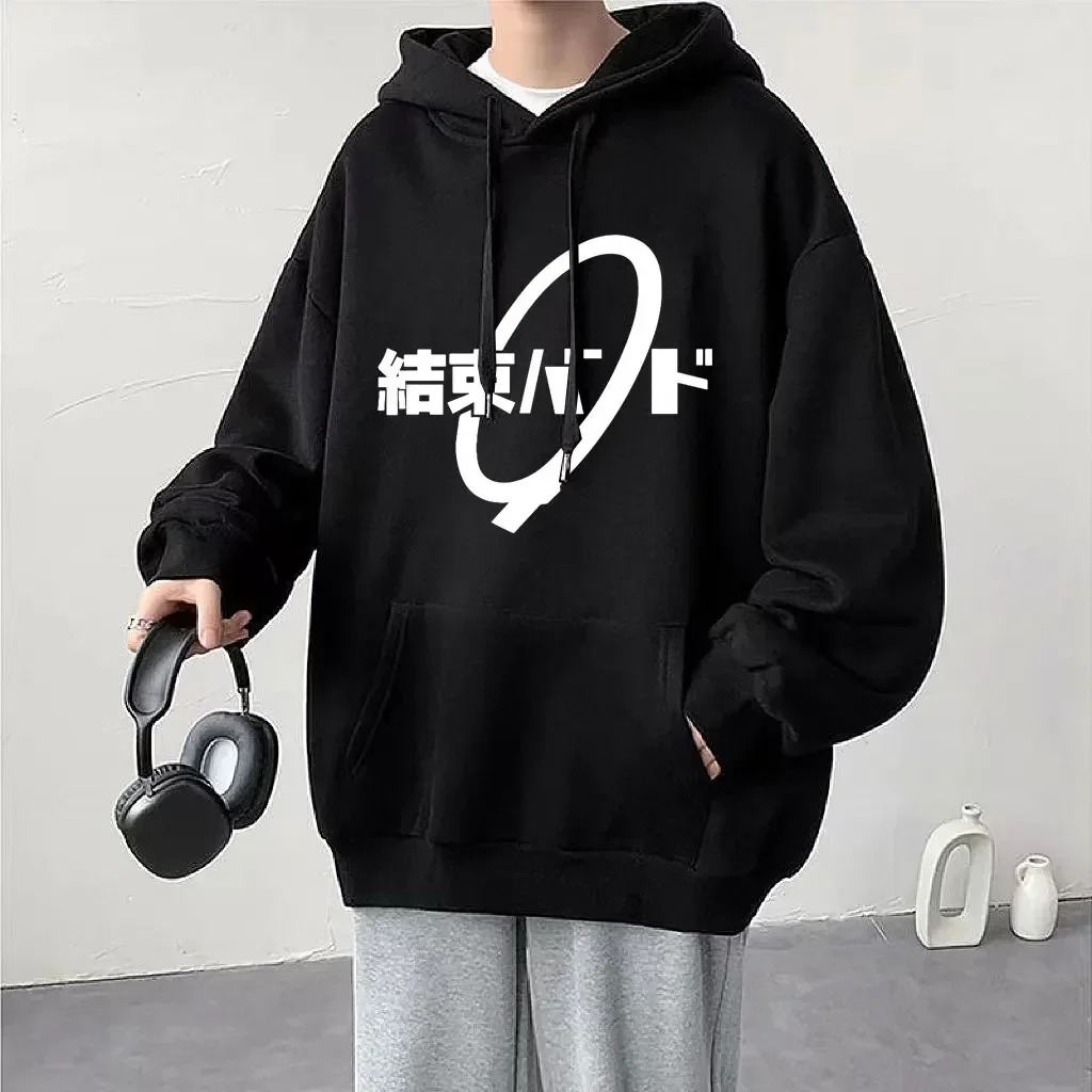 Homem de moletom preto com capuz e o logo em japonês da Kessoku Band, de Bocchi the Rock!