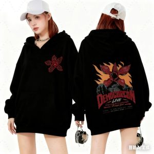 Moletom preto com capuz de Stranger Things: flor do Demogorgon no peito e arte Demogorgon Live atrás