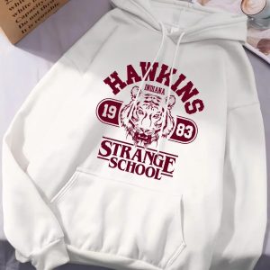 Moletom branco com capuz e estampa Hawkins Strange School 1983 em vinho, de Stranger Things