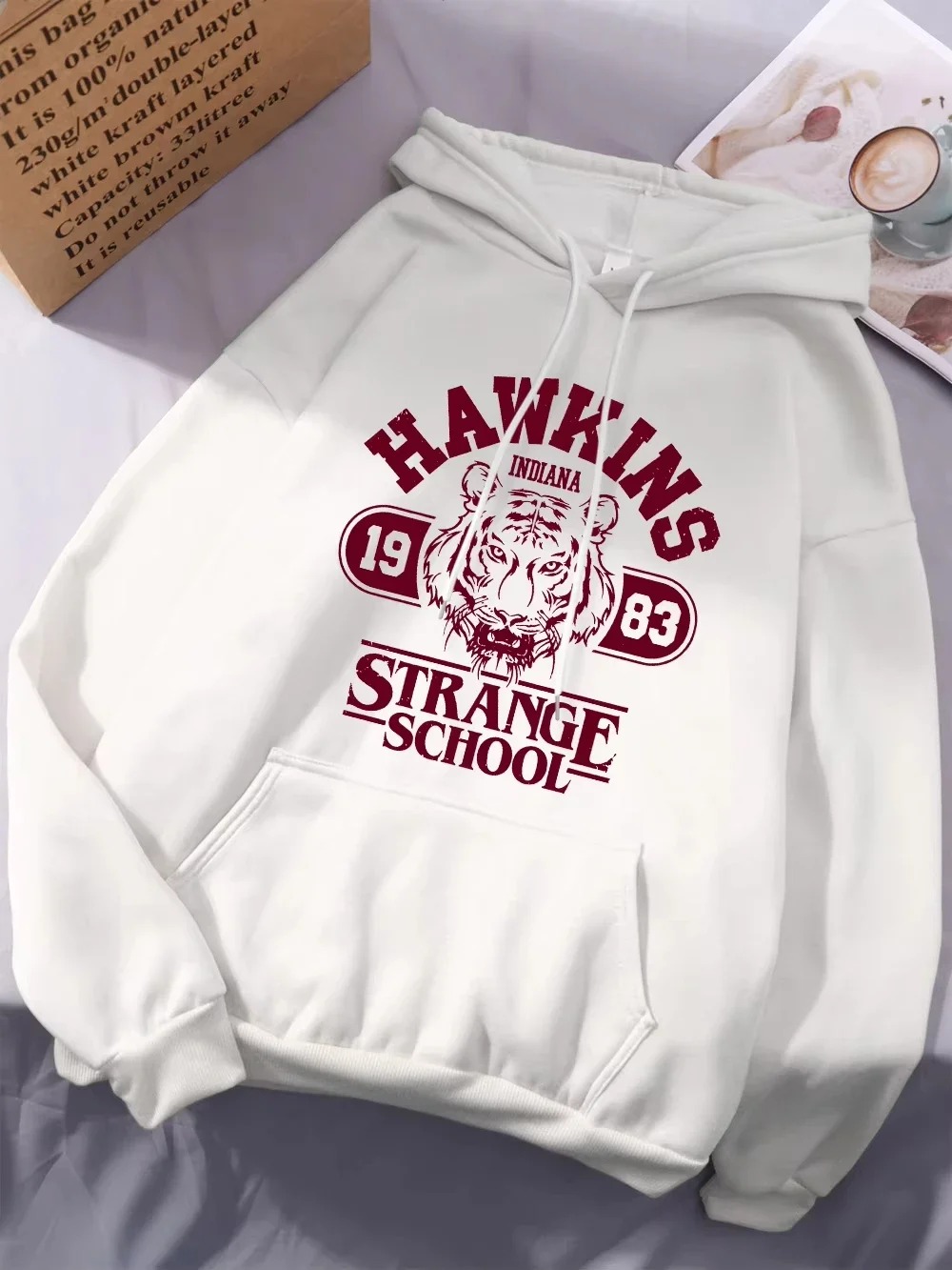 Moletom branco com capuz e estampa Hawkins Strange School 1983 em vinho, de Stranger Things