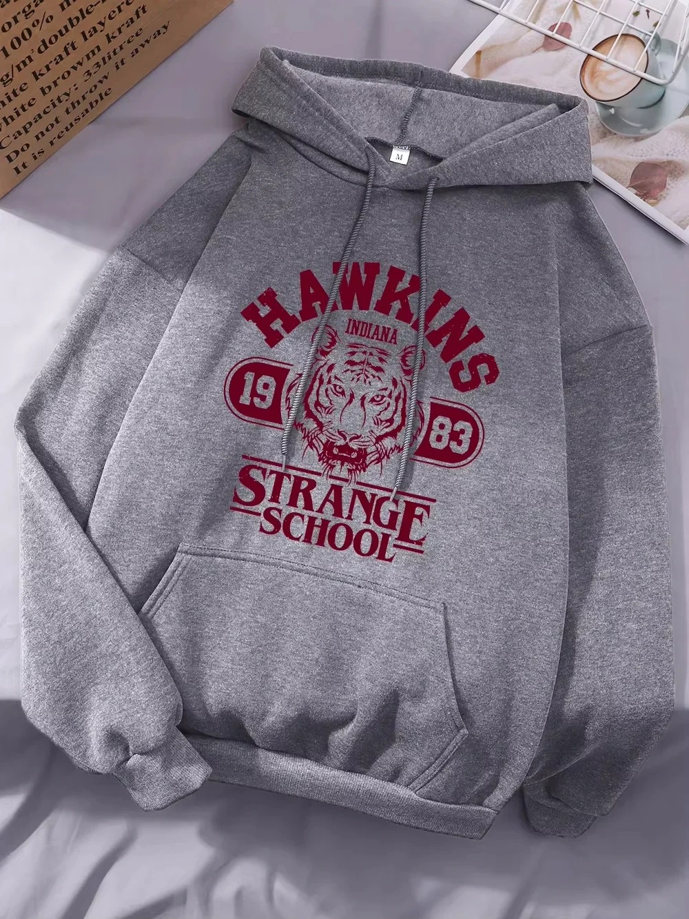 Moletom cinza com capuz e estampa Hawkins Strange School 1983, de Stranger Things