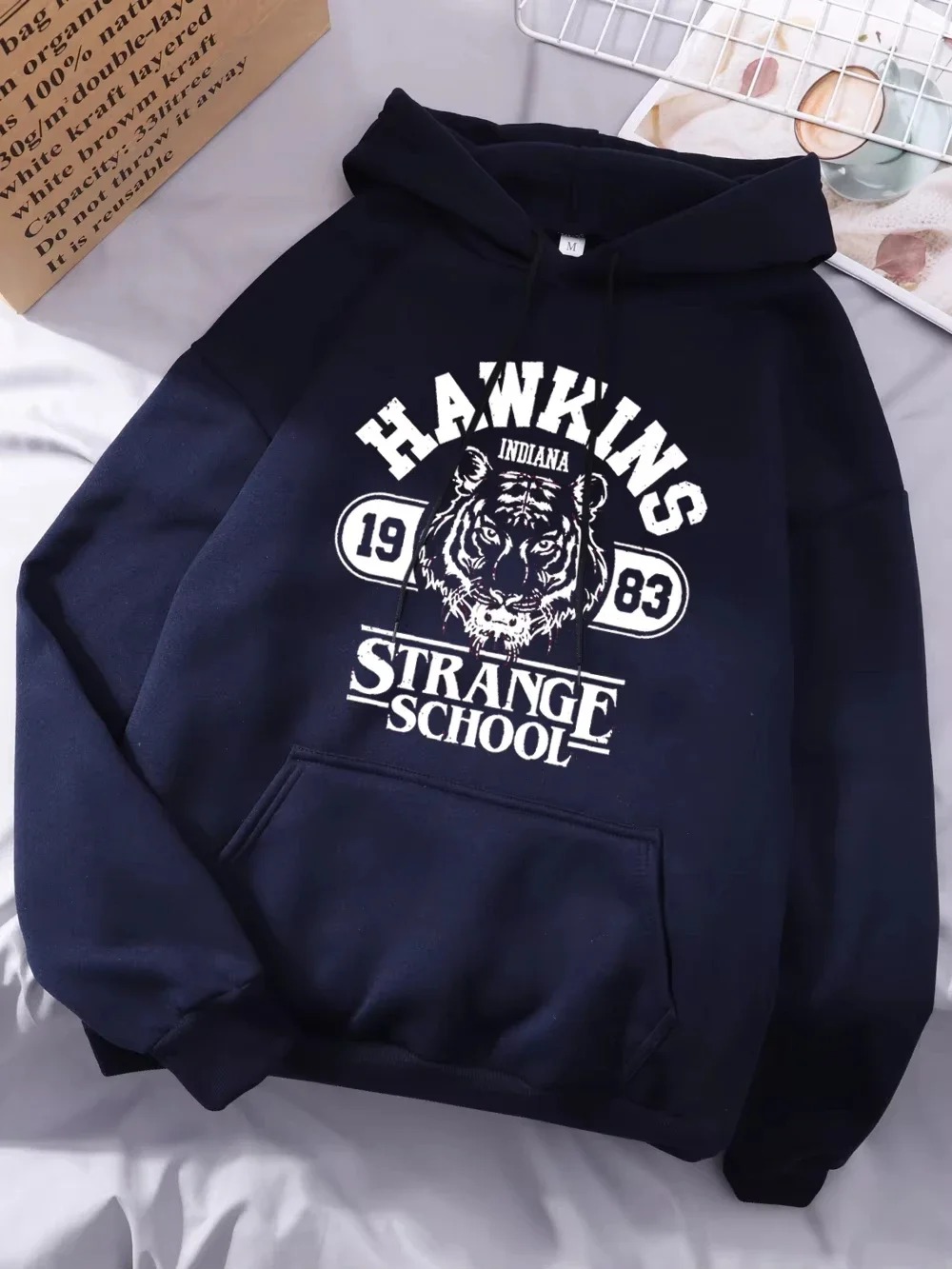 Moletom azul marinho com capuz e estampa branca Hawkins Strange School 1983, de Stranger Things