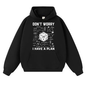 Moletom preto com capuz e dado D20 com a frase Don't worry I have a plan