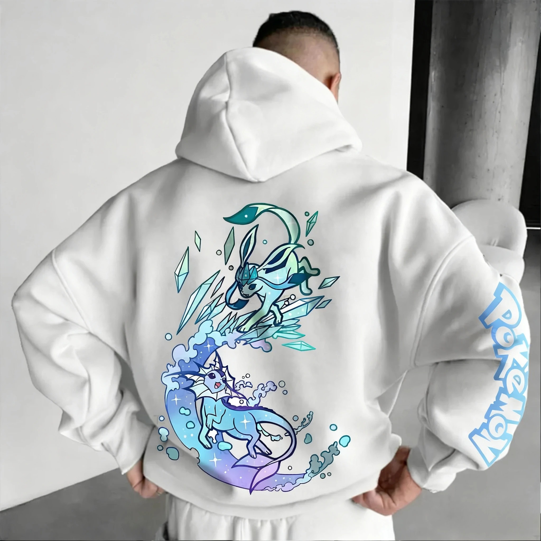 Moletom branco com capuz, arte do Glaceon de Pokémon nas costas e na manga