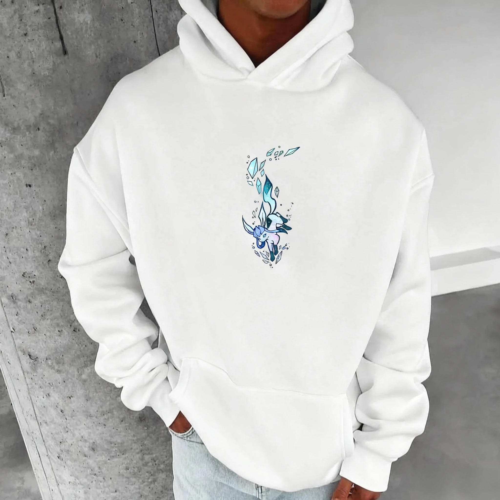 Glaceon pequeno no peito de moletom branco com capuz e bolso canguru, de Pokémon