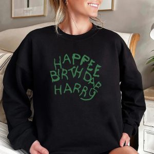 Moletom preto de gola redonda com a frase Happee Birthdae Harry, de Harry Potter, em modelo
