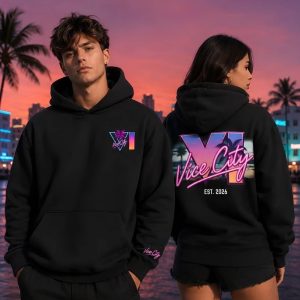 Casal de moletons pretos com capuz de GTA VI e logo Vice City nas costas