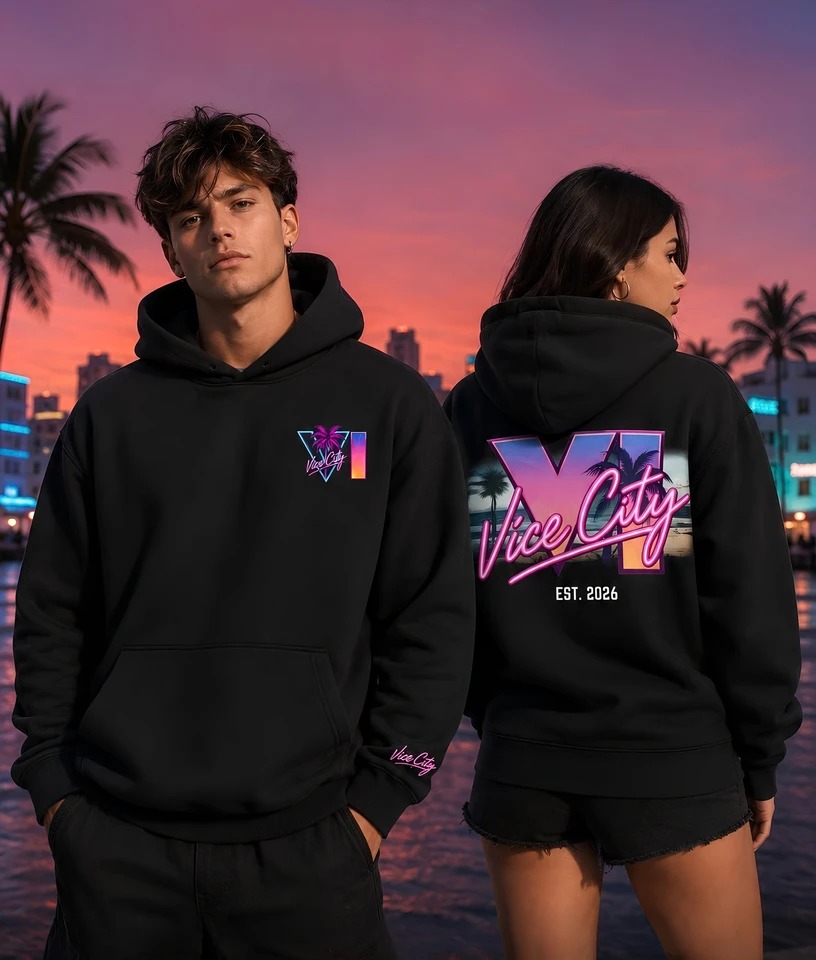 Casal de moletons pretos com capuz de GTA VI e logo Vice City nas costas