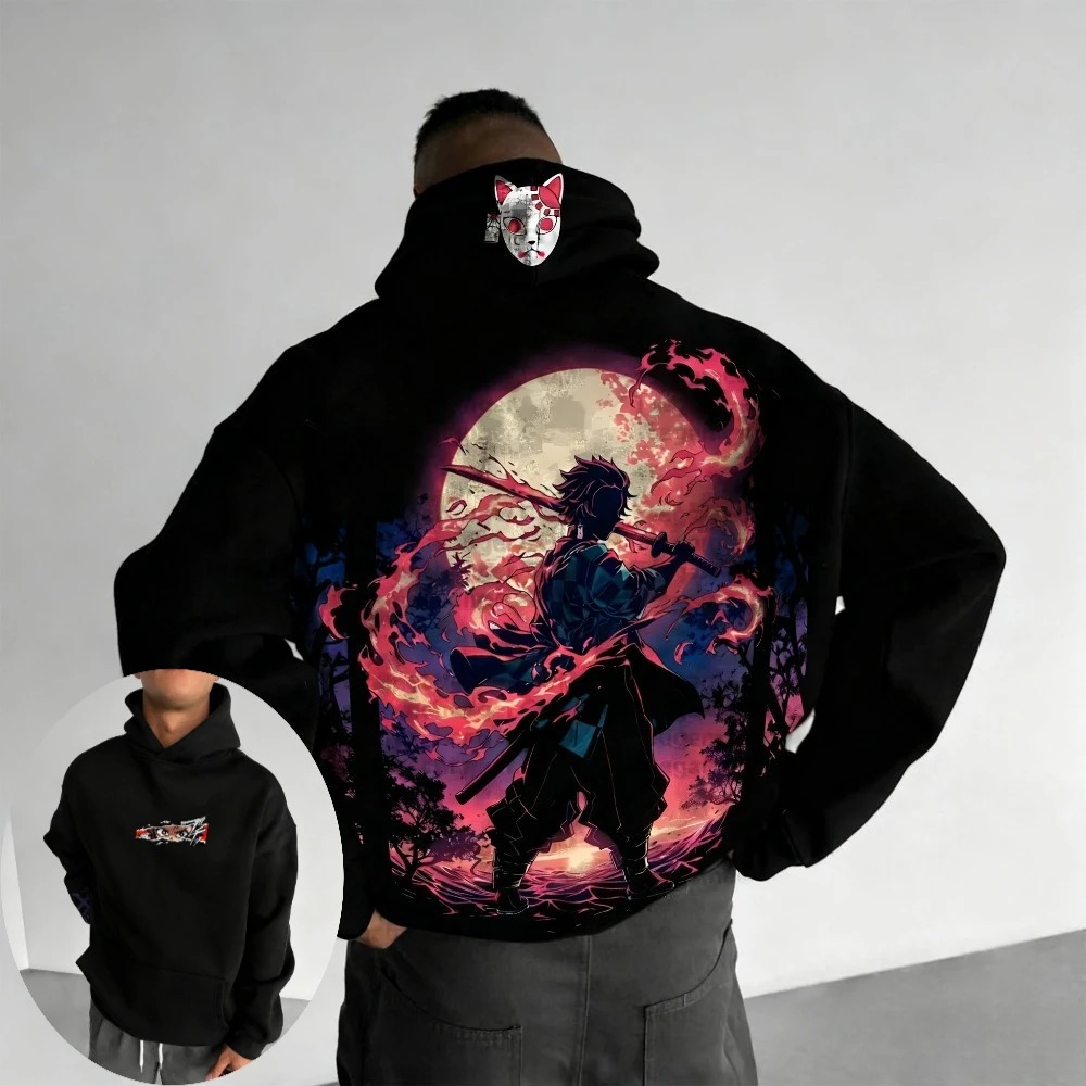 Moletom preto de capuz visto de costas, com o Tanjiro de Demon Slayer e fogo rosa sob a lua cheia