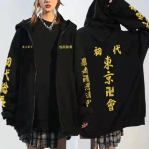 Moletom preto de Tokyo Revengers com bordado amarelo da gangue Toman, usado por modelo
