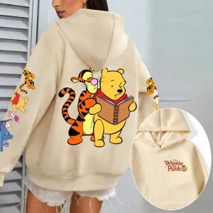 Moletom bege com capuz, com Pooh e Tigrão lendo um livro nas costas e amigos nas mangas