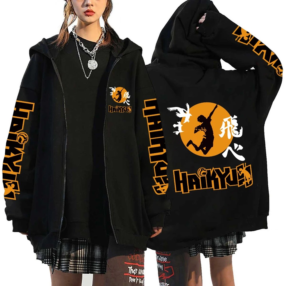 Moletom preto de Haikyuu!! com bola de vôlei e logotipo em laranja nas costas